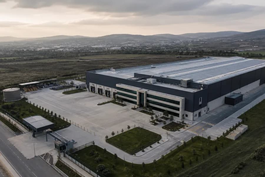 Modern sanayi tesisinin drone görünümü